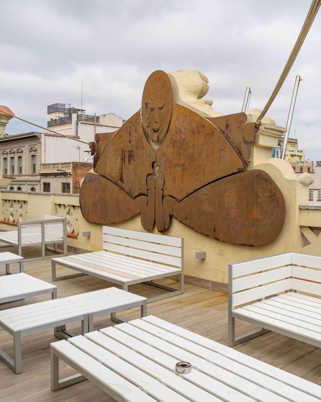 Decoración de un buda gigante entre mesas y lounge en la azotea del hotel Contanza. 